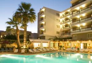 Bazén v ubytování Best Western Plus Hotel Plaza nebo v jeho okolí