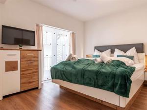 Кровать или кровати в номере Apartment Lakeside Village 22 by Interhome