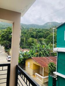 uma vista a partir de uma varanda de uma casa em J&W apartment em San Felipe de Puerto Plata