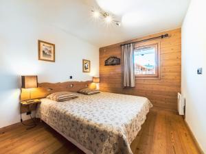 a bedroom with a bed and a window at Appartement Tignes, 3 pièces, 6 personnes - FR-1-502-374 in Tignes