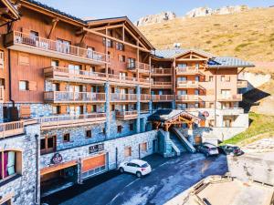 an apartment building with cars parked in a parking lot at Appartement Tignes, 3 pièces, 6 personnes - FR-1-502-374 in Tignes