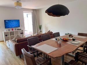 een eetkamer met een tafel en stoelen bij Apartment Luxury Sunrise Appartement by Interhome in Pörtschach am Wörthersee