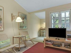 TV a/nebo společenská místnost v ubytování Holiday Home Ayla - 200m from the sea by Interhome + 18 fotografií