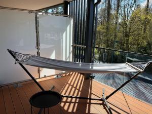 een hangmat op het terras van een huis bij Apartment Luxury Sunrise Appartement by Interhome in Pörtschach am Wörthersee