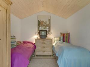 Postel nebo postele na pokoji v ubytování Holiday Home Ayla - 200m from the sea by Interhome