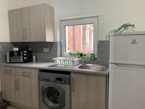 cocina con fregadero y lavadora en Rawling - Welcoming 3 bed apartment with free Wifi and Free Parking, en Gateshead