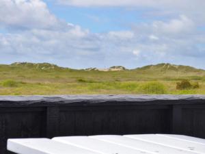 Lakolk的住宿－Holiday Home Sohvi - 450m from the sea in Western Jutland by Interhome，门廊上的长凳,享有山景
