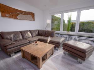 un soggiorno con un divano e un tavolino da caffè di Holiday Home Essen by Interhome a Norddeich