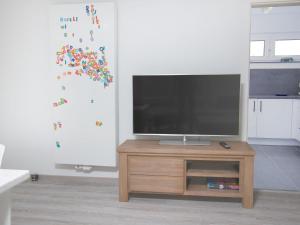 soggiorno con TV a schermo piatto e supporto in legno di Holiday Home Essen by Interhome a Norddeich Altre 42 foto