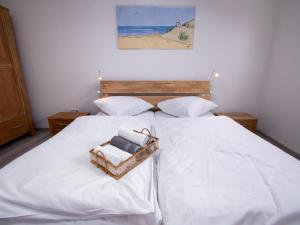 una camera con due letti e un cesto di asciugamani di Holiday Home Essen by Interhome a Norddeich