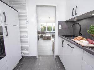 una cucina con mobili bianchi e un lavandino di Holiday Home Essen by Interhome a Norddeich