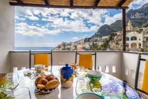 einen Tisch mit einer Schüssel Brot auf dem Balkon in der Unterkunft Positano Dream Home in Positano