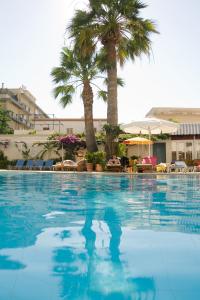 Bazén v ubytování Best Western Plus Hotel Plaza nebo v jeho okolí