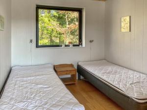 2 camas en una habitación con ventana en Holiday Home Wilmer in SE Jutland by Interhome en Silkeborg