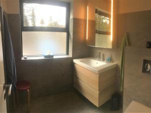 Koupelna v ubytování Holiday Home Wilmer - 40km from the sea by Interhome + 6 fotografií