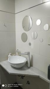 Baño blanco con lavabo y espejo en Avellaneda UNO Apartment en Caballito en Buenos Aires