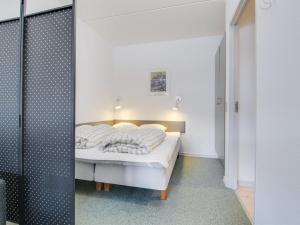 - une chambre avec un lit dans l'établissement Apartment Jaakko - 100m from the sea in Western Jutland by Interhome, à Fanø