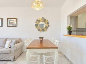 Posedenie v ubytovaní Apartment Mar y Monte Casares by Interhome