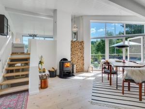 ein Wohnzimmer mit einem Tisch und einem Kamin in der Unterkunft Holiday Home Aswin in SE Jutland by Interhome in Silkeborg
