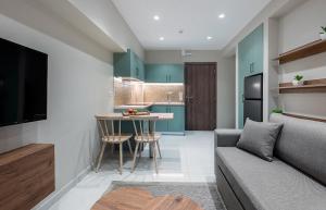 a living room with a couch and a kitchen at CHE BELLO LUXURY APARTMENTS in Preveza