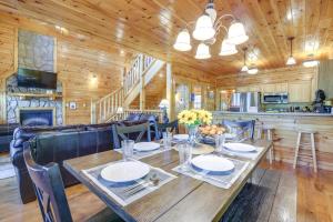 セバービルにあるSecluded Smoky Mountain Cabin with Theater and Hot Tubの木製のダイニングルーム(テーブル、椅子付)