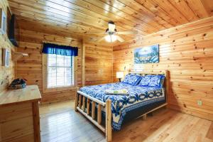 セバービルにあるSecluded Smoky Mountain Cabin with Theater and Hot Tubの丸太小屋のベッドのある寝室
