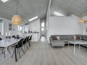 Posezení v ubytování Holiday Home Thalie - 400m from the sea by Interhome