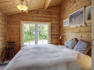 Postel nebo postele na pokoji v ubytování Holiday Home Harda - 800m from the sea in Djursland and Mols by Interhome