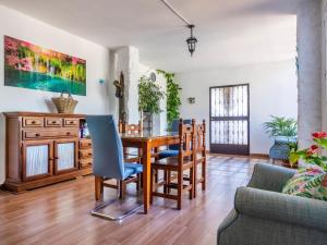 comedor con mesa de madera y sillas en Holiday Home San Fernando by Interhome en Villanueva del Río y Minas