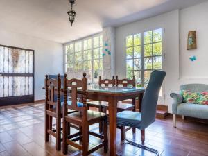 comedor con mesa y sillas en Holiday Home San Fernando by Interhome en Villanueva del Río y Minas