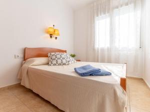 een kleine slaapkamer met een bed en een raam bij Apartment Melrose place-3 by Interhome in Empuriabrava