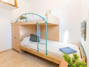 een stapelbed met 2 stapelbedden in een kamer bij Apartment Melrose place-3 by Interhome in Empuriabrava