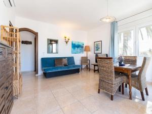 - un salon avec un canapé bleu et une table dans l'établissement Apartment Melrose place-3 by Interhome, à Empuriabrava