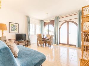 Et tv og/eller underholdning på Apartment Melrose place-3 by Interhome + 40 billeder