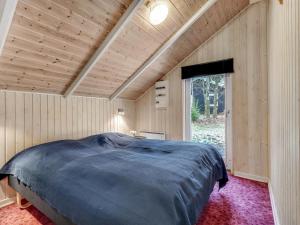 um quarto com uma cama grande num quarto com uma janela em Holiday Home Hailka in SE Jutland by Interhome em Give