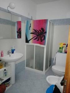 Ванна кімната в Grazioso appartamento terrazzo e wi-fi near Otranto