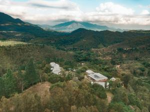 una vista aérea de una casa en las montañas en Gîte Domaine de la Ferme d'Erambere lot 67 route de la Nondoue, en Dumbéa