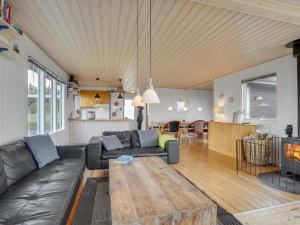 Et opholdsområde på Holiday Home Awer - 300m to the inlet in The Liim Fiord by Interhome