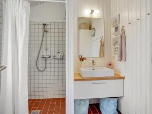 Koupelna v ubytování Holiday Home Solunka - 100m from the sea in NW Jutland by Interhome