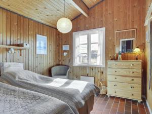 Postel nebo postele na pokoji v ubytování Holiday Home Solunka - 100m from the sea in NW Jutland by Interhome