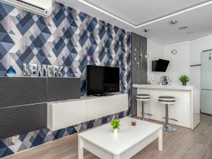 uma sala de estar com uma televisão na parede em Apartment La Torre by Interhome em Torremolinos