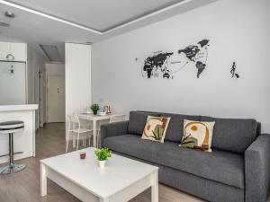 uma sala de estar com um sofá e uma mesa em Apartment La Torre by Interhome em Torremolinos