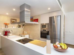 uma cozinha com uma tigela de fruta no balcão em Apartment Galan by Interhome em Sant Antoni de Calonge