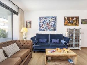 uma sala de estar com um sofá e uma mesa em Apartment Galan by Interhome em Sant Antoni de Calonge