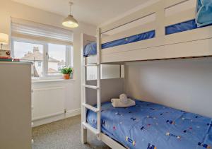 Двухъярусная кровать или двухъярусные кровати в номере Pebbles - Southwold