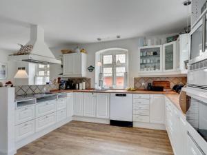 Kitchen o kitchenette sa Holiday Home Elisabetha - 16km from the sea in SE Jutland by Interhome