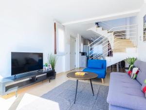 TV in/ali zabaviščno središče v nastanitvi Apartment Costa Golf Resort by Interhome