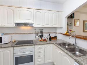 Kuchyňa alebo kuchynka v ubytovaní Holiday Home Reserva V by Interhome