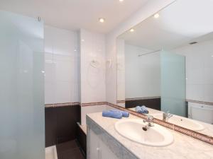 Kúpeľňa v ubytovaní Holiday Home Reserva V by Interhome