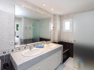 Kúpeľňa v ubytovaní Holiday Home Reserva V by Interhome
